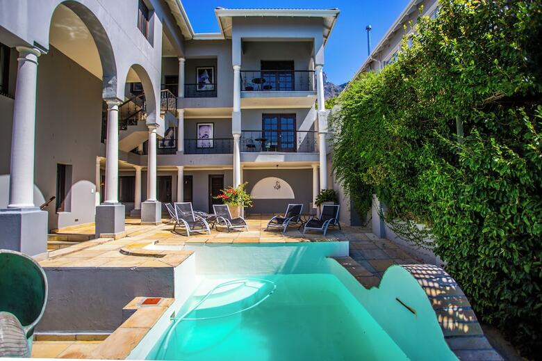Hostal Cape Riviera Guesthouse