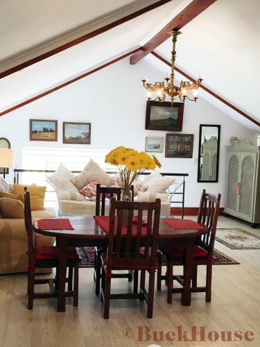 Buckhouse Elegant Village Apartment