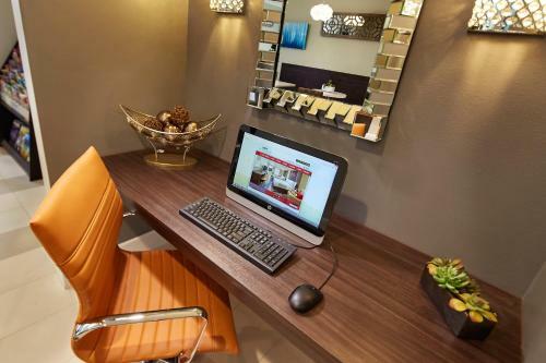 Hotel Eden Roc Inn & Suites