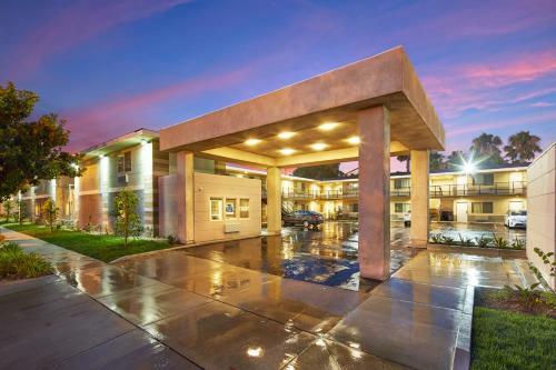 Hotel Eden Roc Inn & Suites