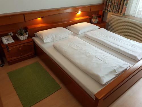Hostal Helenental Pension & Apartments