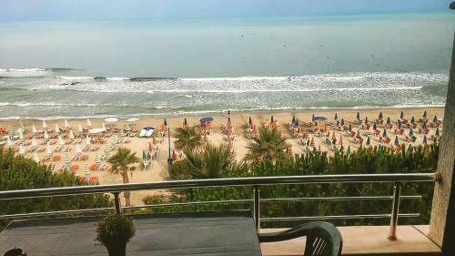 2 Beachfront Apartments + Parking + Wifi