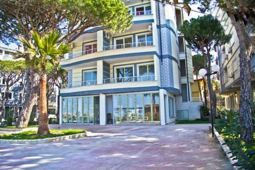 2 Beachfront Apartments + Parking + Wifi