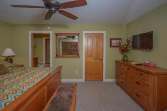 Barley Moon Retreat Five-bedroom Holiday Home