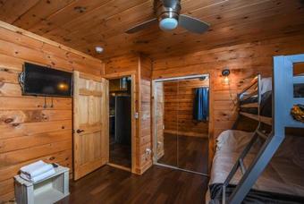 Lakestar Chalet Five-bedroom Holiday Home