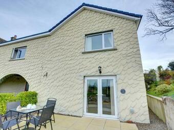 Modern Apartment In Wisemans Bridge With Barbecue