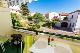 Two-bedroom Apartment In Okrug Gornji V