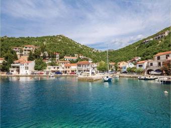 Two-bedroom Apartment In Starigrad