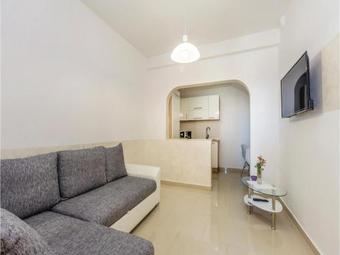 Six-bedroom Holiday Home In Stinica