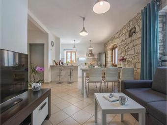 Two-bedroom Holiday Home In Svetvincenat