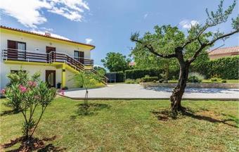 Three-bedroom Apartment In Svetvincenat