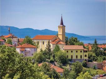 Three-bedroom Apartment In Viskovo