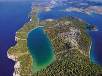 Four-bedroom Holiday Home In Kornati