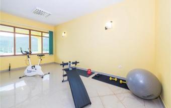 Four-bedroom Holiday Home In Primorski Dolac