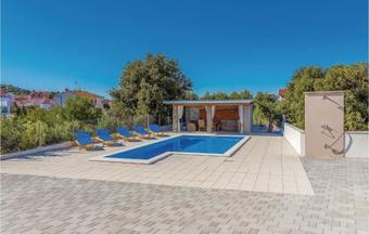 Four-bedroom Holiday Home In Razanj