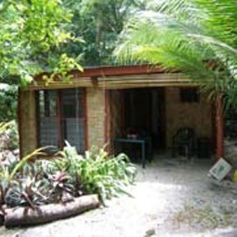 Hostal Dolphin Bay Divers Retreat