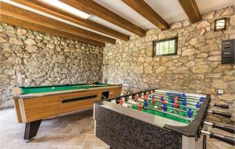 Four-bedroom Holiday Home In Perusic