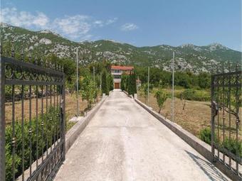 Three-bedroom Apartment In Ostrvica