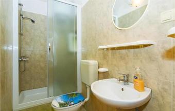 Three-bedroom Apartment In Ostrvica