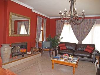 Hostal A Tuscan Villa Guest House