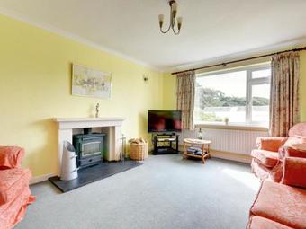 Spacious Holiday Home In Mowrenstow Near Sea