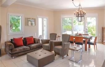 Three-bedroom Holiday Home In Tsaousi