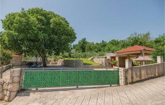 Three-bedroom Holiday Home In Vinjani Donji