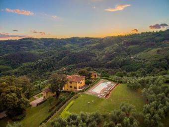 Massa Villa Sleeps 10 Pool Air Con Wifi