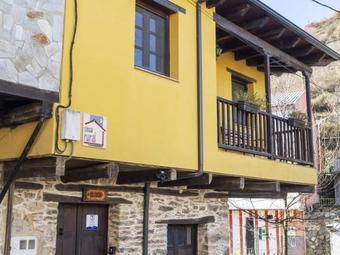 Comfortable Holiday Home In Villanueva De Valdueza With Barbecue