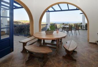 Aparthotel Akrotiri Hotel