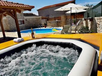 Holiday Home In Zemunik Gornji With Pool
