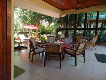 Hostal Rico Shadow Guest House & Restaurant