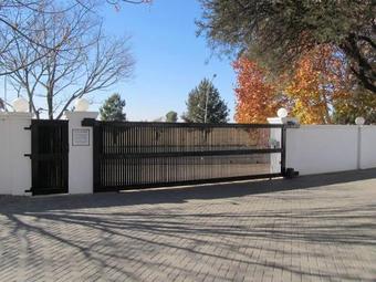 Hostal 96 On Bree Guesthouse