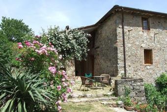 Bozzano Villa Sleeps 10 Wifi