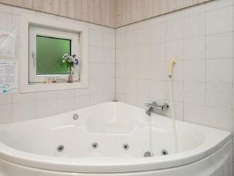 Three-bedroom Holiday Home In Knebel 12