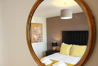 2 Bedroom Apartment With Free Parking Sleeps 4