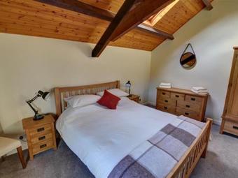 Quaint Holiday Home In South Wales With Sunny Gardens