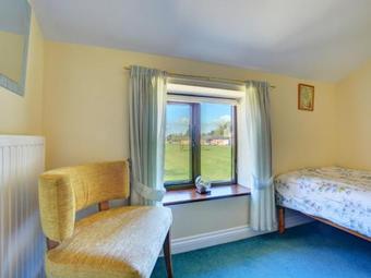 Spacious Cottage In Narborough With Garden