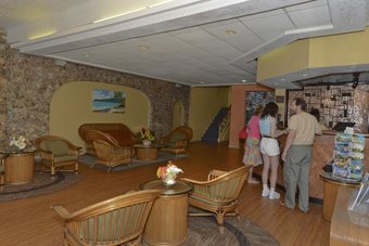 Lindbergh Bay Hotel And Villas