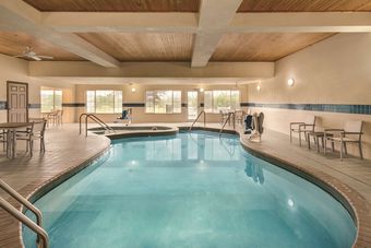 Hotel Country Inn & Suites By Radisson, West Bend, Wi