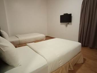 Oyo 89915 East Mount Hotel