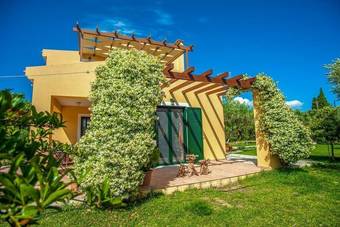 Apartamentos Ampelos Land