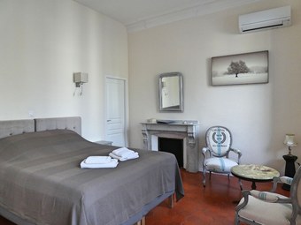 Eloi Merle. Bed And Breakfast