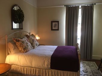 Hostal Wolf Creek Inn & Tavern