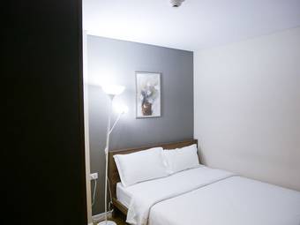 Locals Sathorn Siamese Nang Linchee