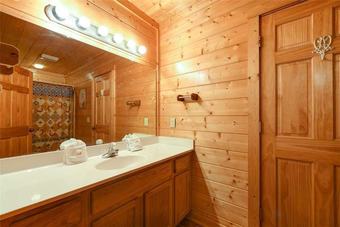 Mountaintop Lodge - Eight Bedroom Cabin