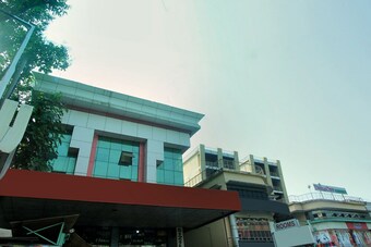 Hotel Oyo 26743 Emirates Regency