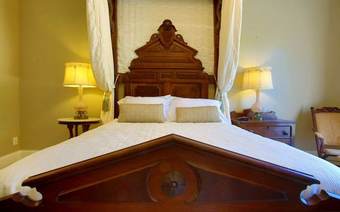 Bed & Breakfast Inntiquity A Country Inn