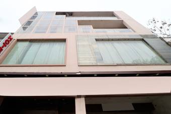 Oyo 28122 Hotel C M Plaza