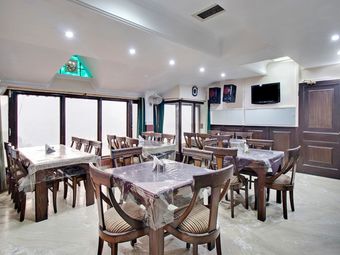 Oyo 26837 Hotel White House
